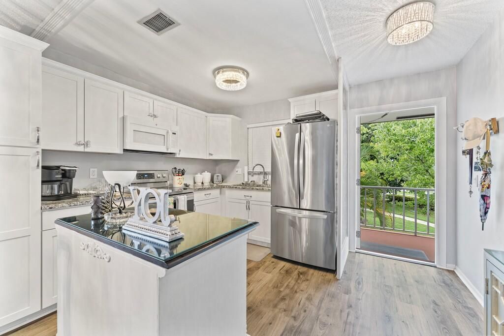 Под контрактом: $2,000 (2 спален, 2 ванн, 1089 Квадратных фут)