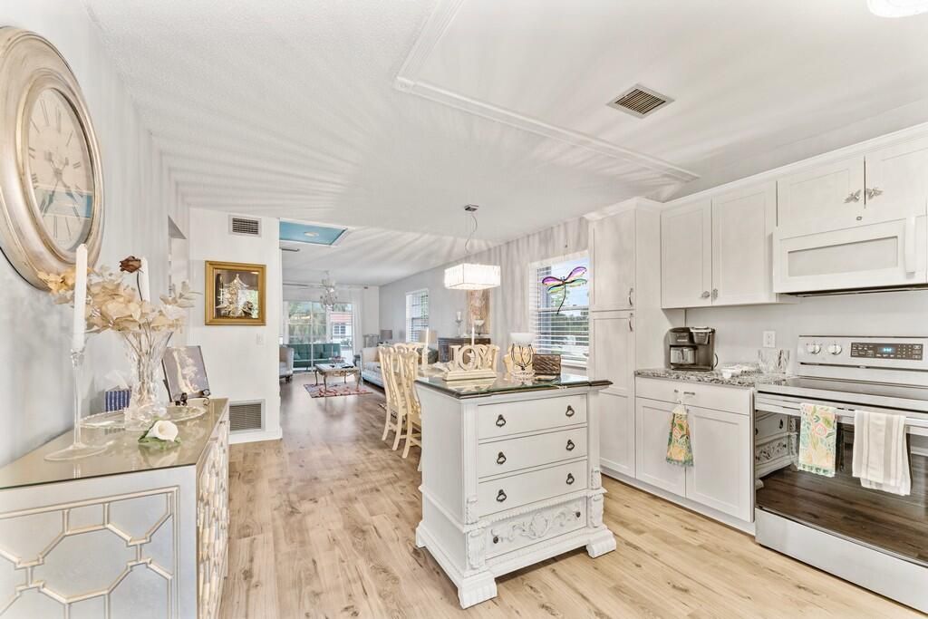 Под контрактом: $2,000 (2 спален, 2 ванн, 1089 Квадратных фут)