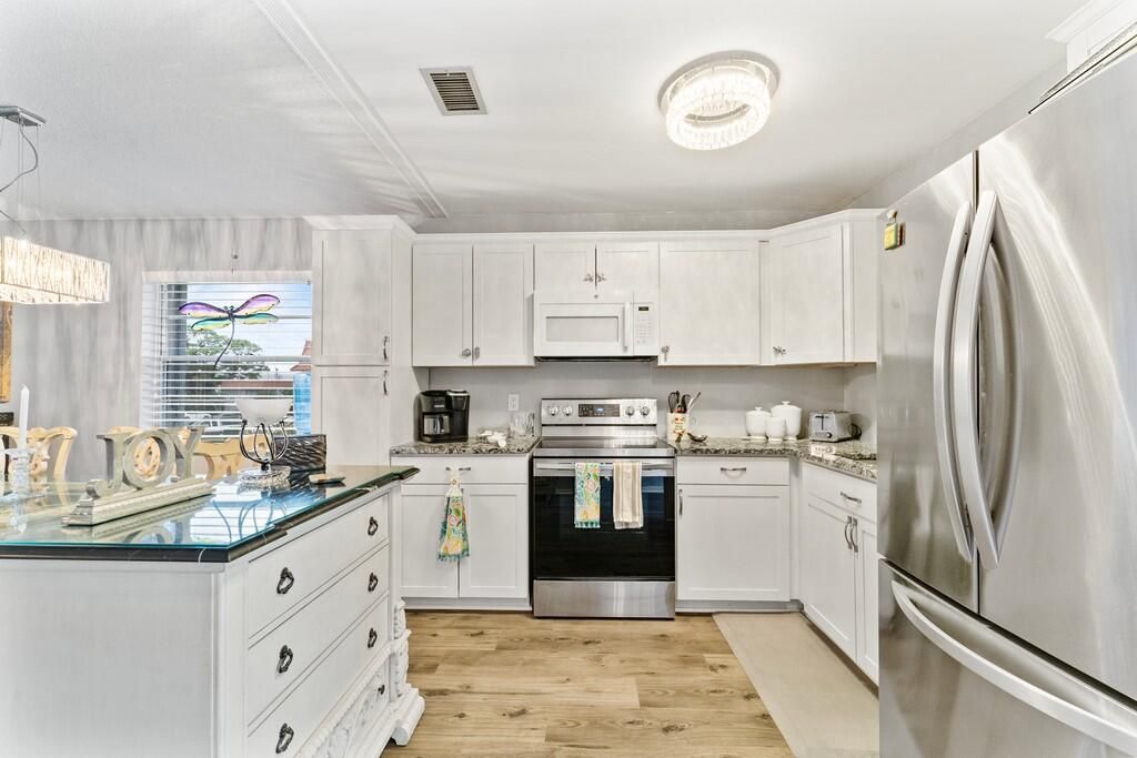 Под контрактом: $2,000 (2 спален, 2 ванн, 1089 Квадратных фут)