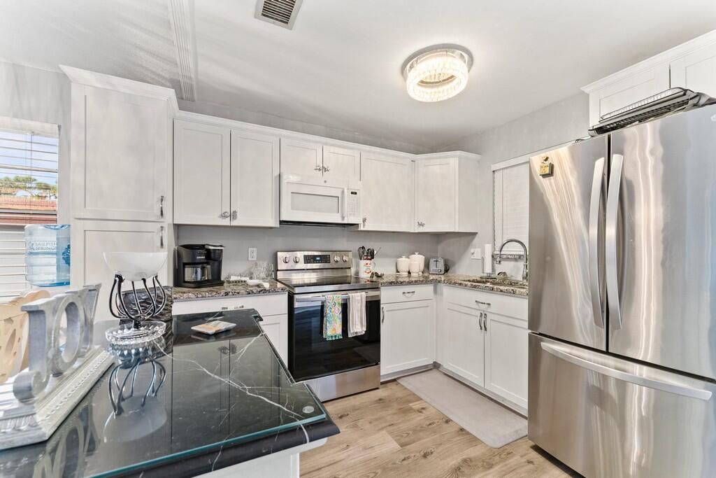 Под контрактом: $2,000 (2 спален, 2 ванн, 1089 Квадратных фут)