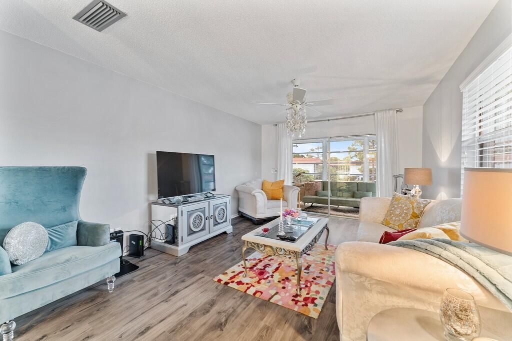 Под контрактом: $2,000 (2 спален, 2 ванн, 1089 Квадратных фут)