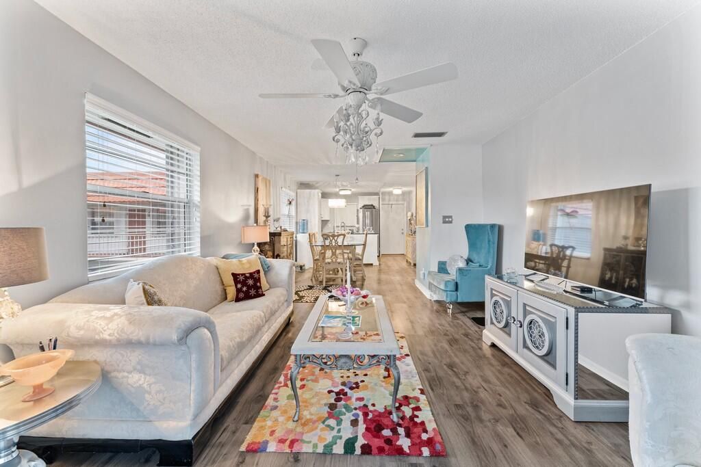 Под контрактом: $2,000 (2 спален, 2 ванн, 1089 Квадратных фут)