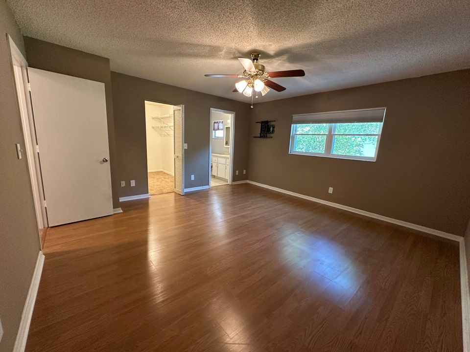 Active With Contract: $134,800 (2 beds, 2 baths, 1369 Square Feet)