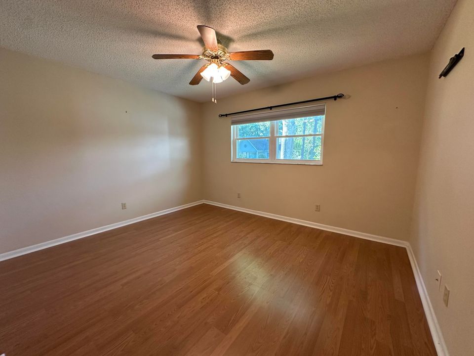 Active With Contract: $134,800 (2 beds, 2 baths, 1369 Square Feet)