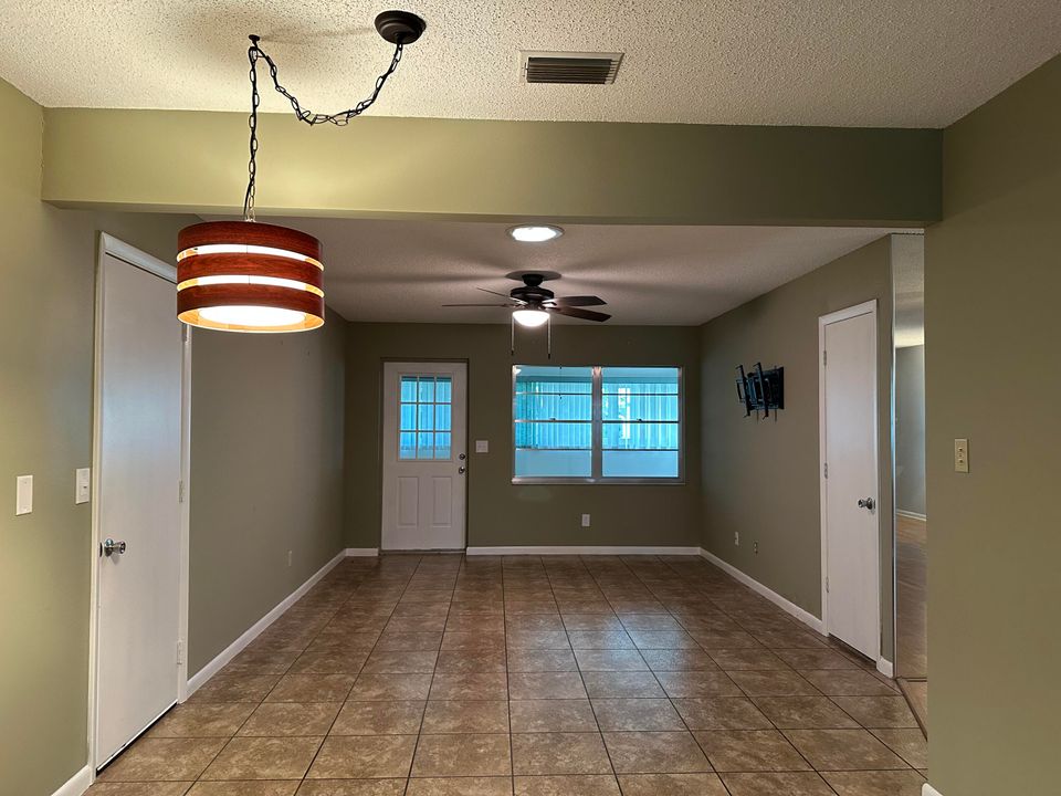 Active With Contract: $134,800 (2 beds, 2 baths, 1369 Square Feet)