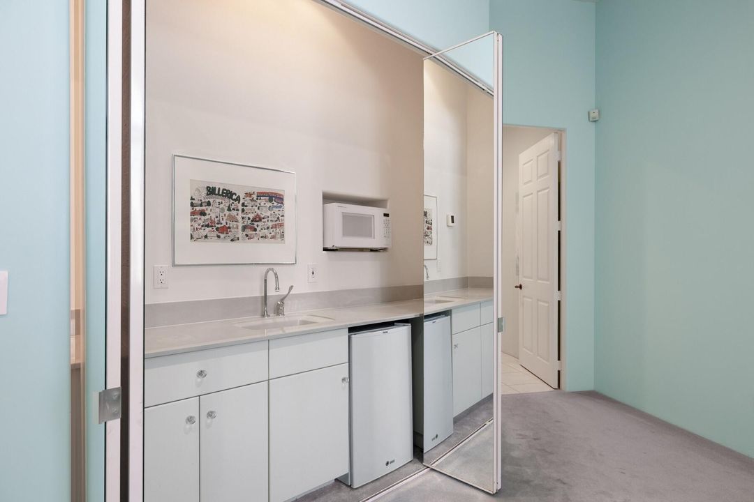 For Sale: $2,900,000 (3 beds, 2 baths, 5460 Square Feet)