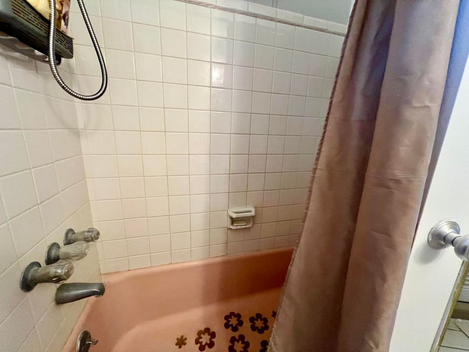 Active With Contract: $91,000 (1 beds, 1 baths, 450 Square Feet)