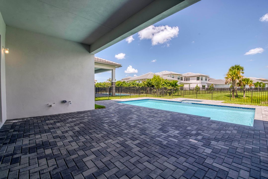 Active With Contract: $1,520,900 (5 beds, 7 baths, 4267 Square Feet)