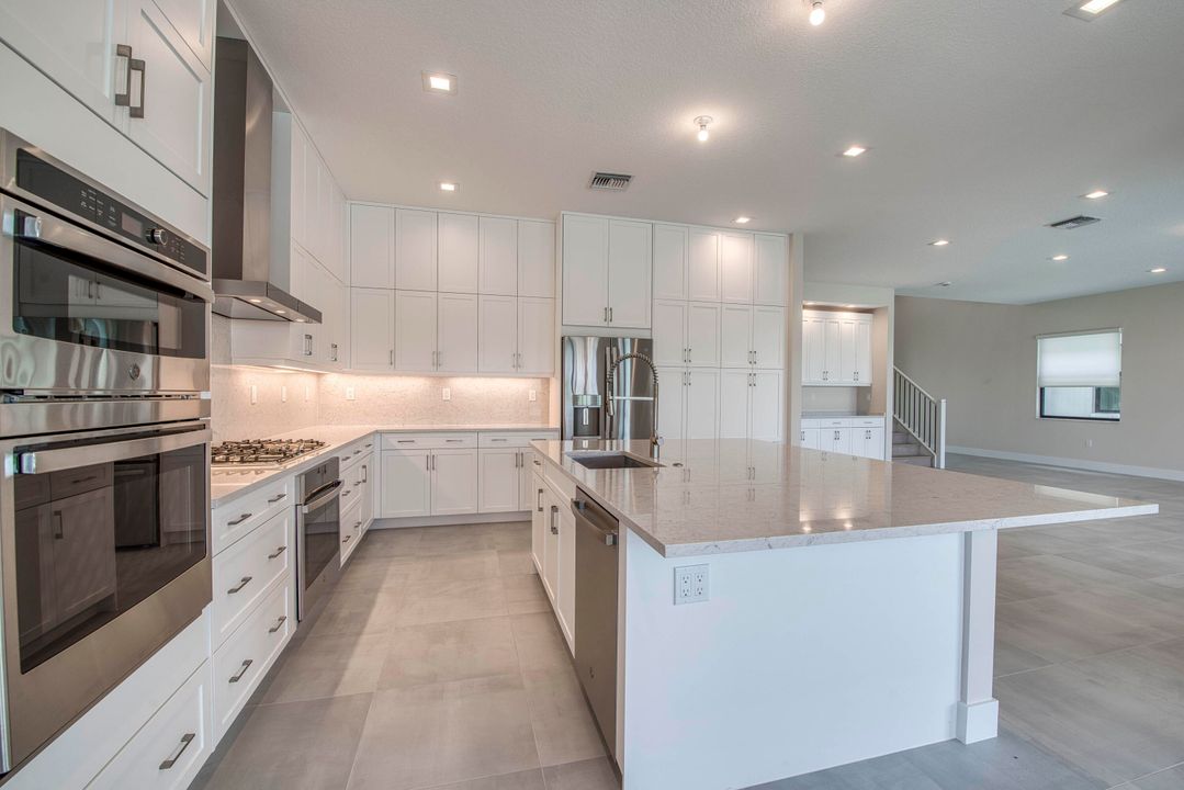 Под контрактом: $1,463,900 (4 спален, 5 ванн, 3656 Квадратных фут)