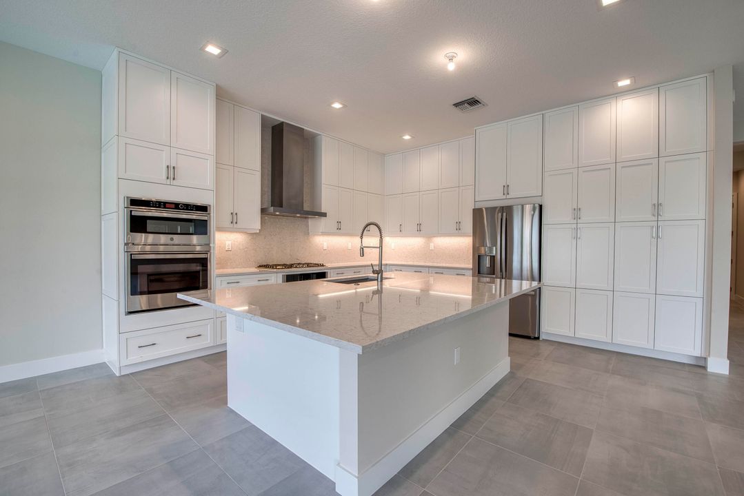 Под контрактом: $1,463,900 (4 спален, 5 ванн, 3656 Квадратных фут)