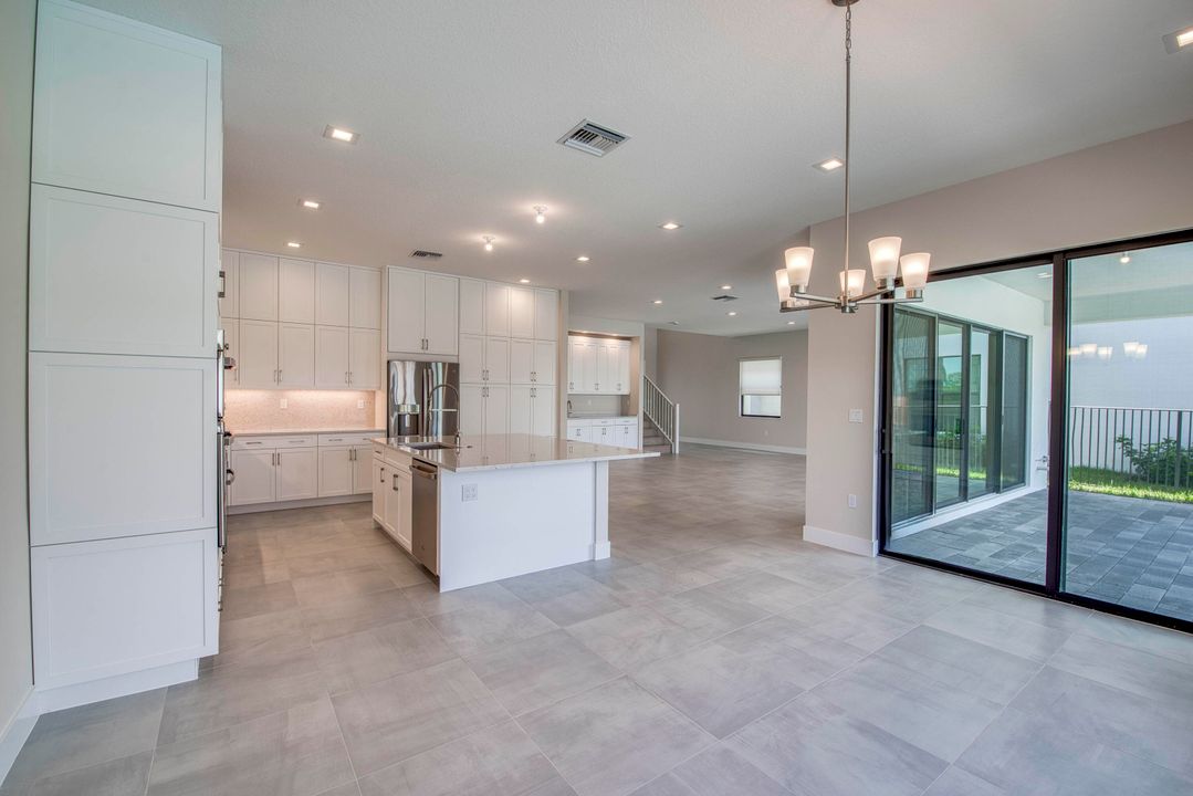 Под контрактом: $1,463,900 (4 спален, 5 ванн, 3656 Квадратных фут)