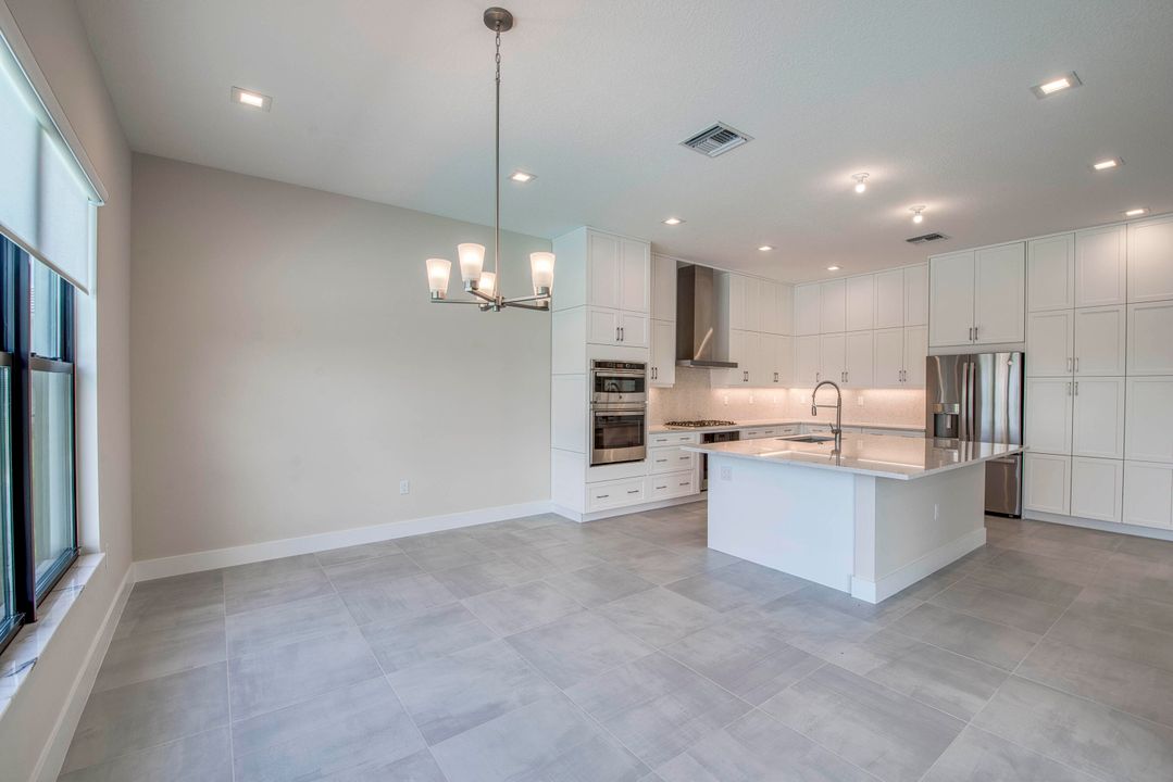 Под контрактом: $1,463,900 (4 спален, 5 ванн, 3656 Квадратных фут)