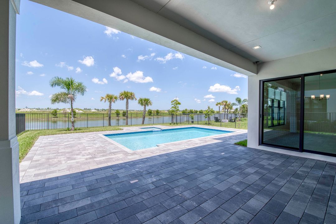 Под контрактом: $1,463,900 (4 спален, 5 ванн, 3656 Квадратных фут)