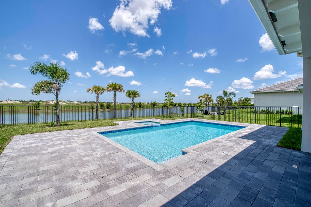 Под контрактом: $1,463,900 (4 спален, 5 ванн, 3656 Квадратных фут)