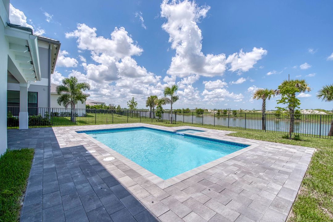 Под контрактом: $1,463,900 (4 спален, 5 ванн, 3656 Квадратных фут)