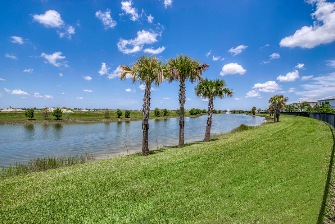 Под контрактом: $1,463,900 (4 спален, 5 ванн, 3656 Квадратных фут)