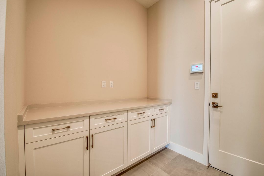 Под контрактом: $1,463,900 (4 спален, 5 ванн, 3656 Квадратных фут)