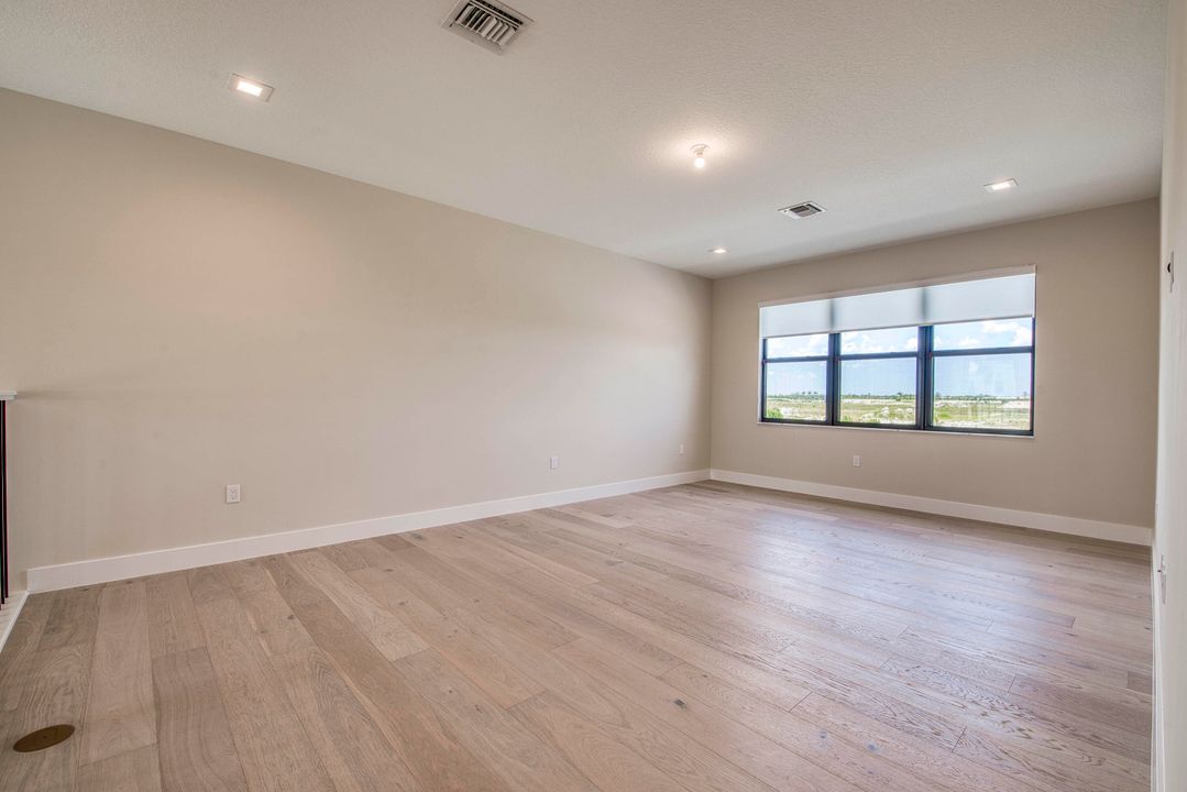 Под контрактом: $1,463,900 (4 спален, 5 ванн, 3656 Квадратных фут)