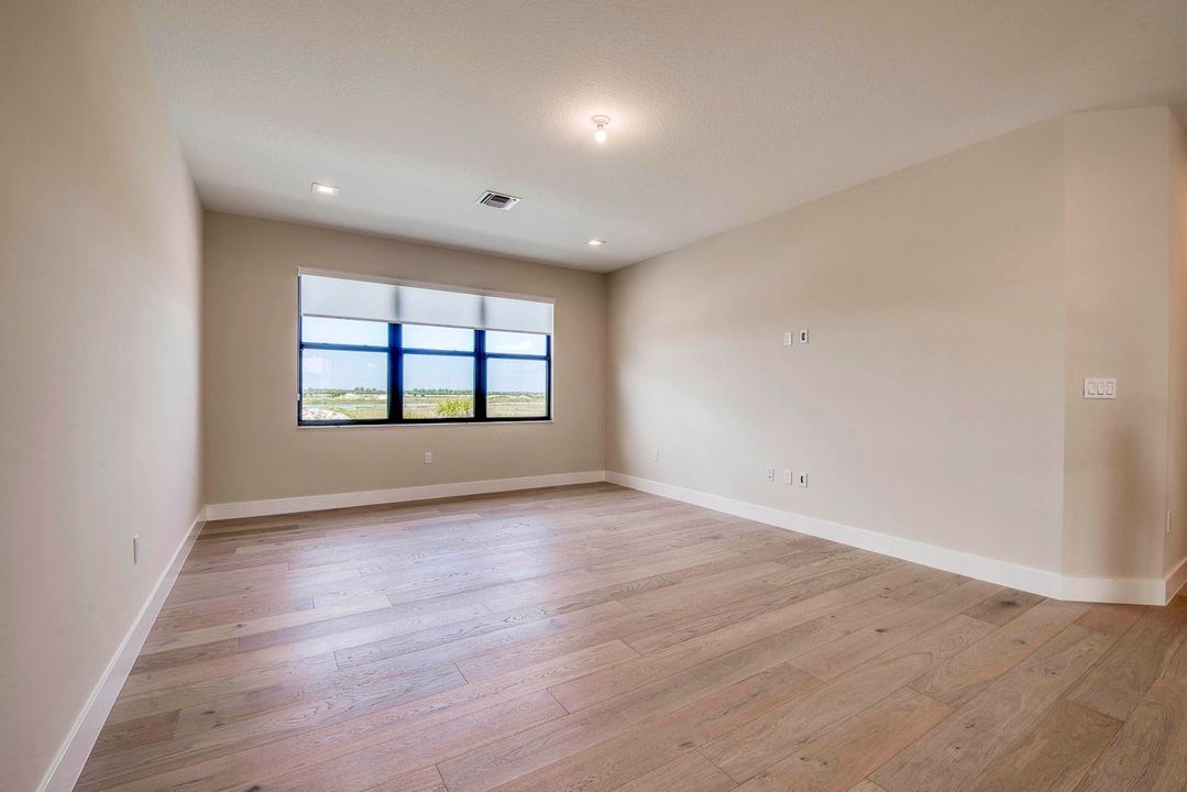 Под контрактом: $1,463,900 (4 спален, 5 ванн, 3656 Квадратных фут)