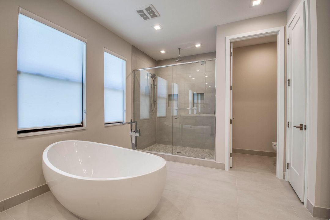 Под контрактом: $1,463,900 (4 спален, 5 ванн, 3656 Квадратных фут)