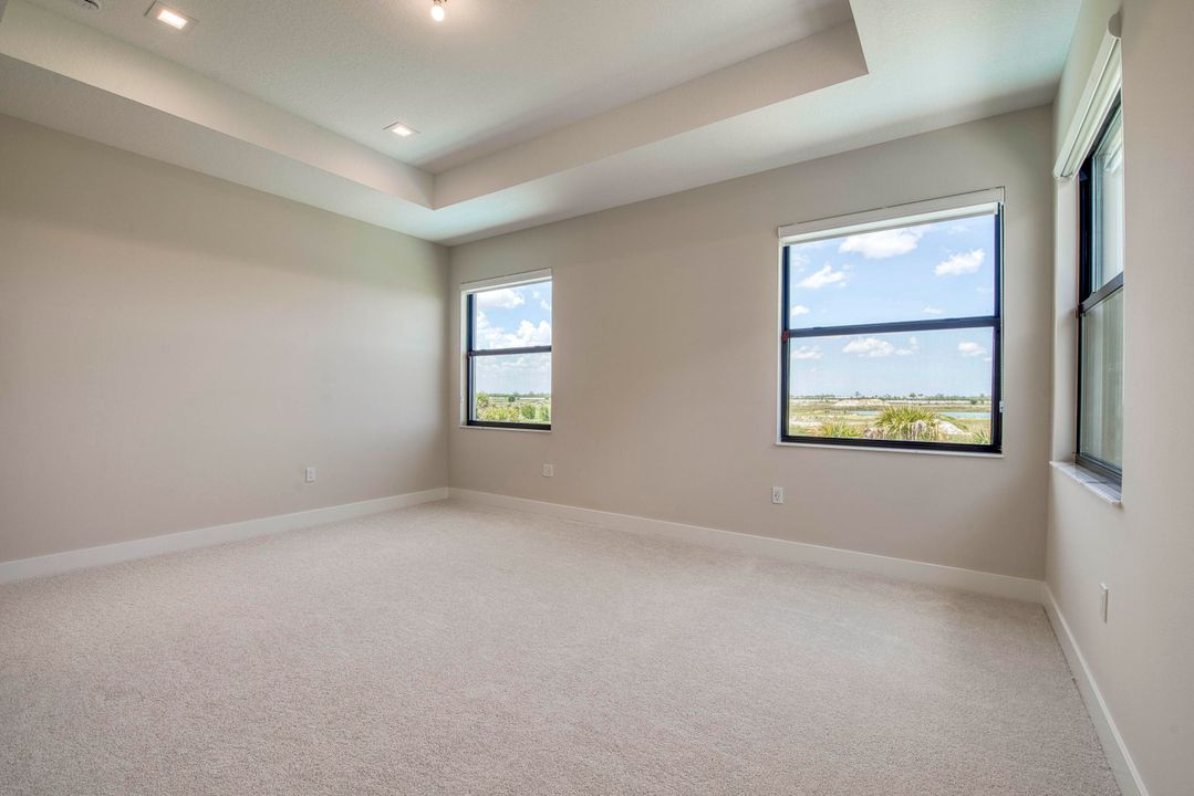 Под контрактом: $1,463,900 (4 спален, 5 ванн, 3656 Квадратных фут)