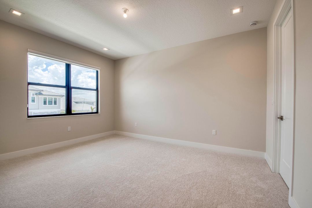 Под контрактом: $1,463,900 (4 спален, 5 ванн, 3656 Квадратных фут)