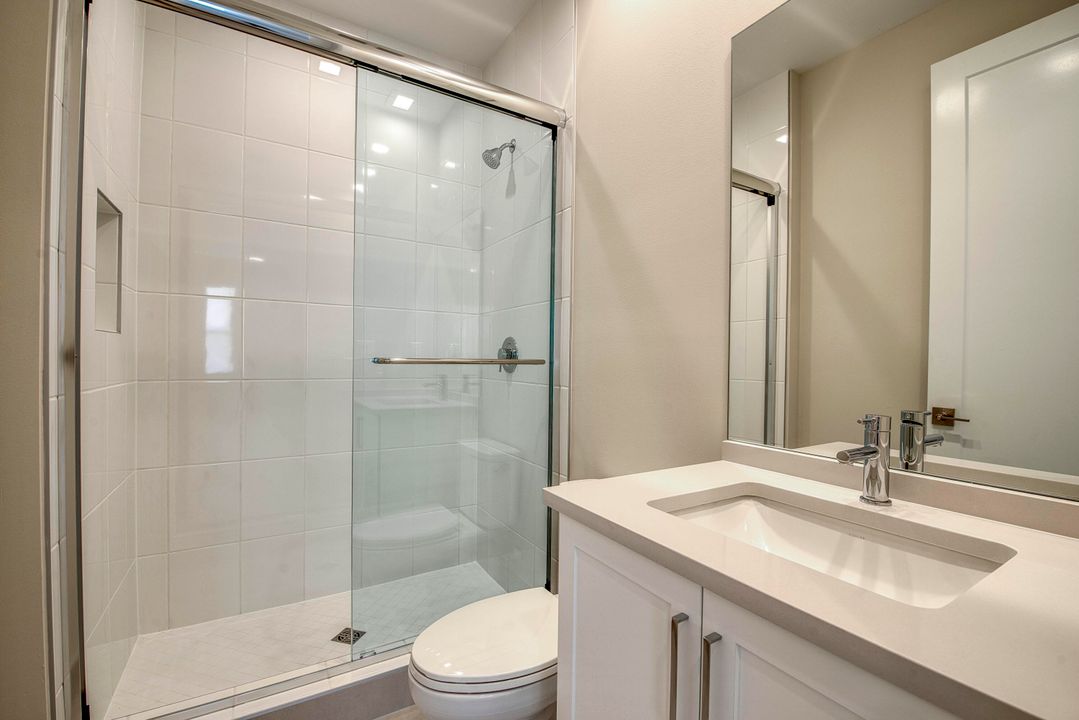 Под контрактом: $1,463,900 (4 спален, 5 ванн, 3656 Квадратных фут)