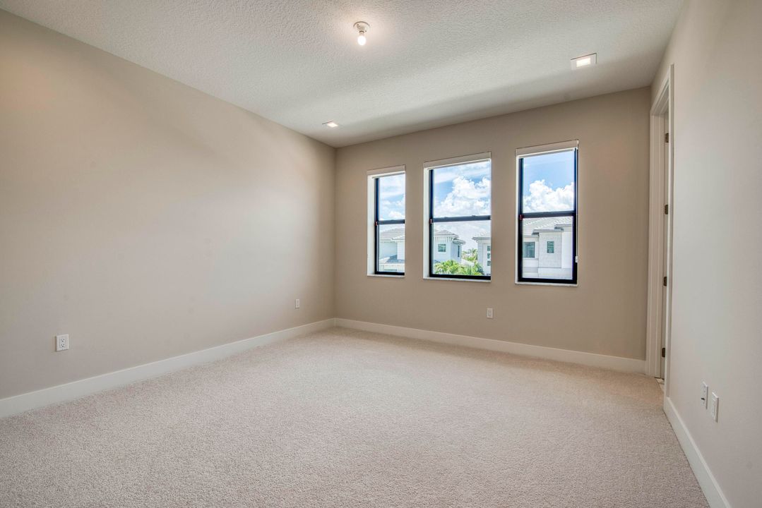 Под контрактом: $1,463,900 (4 спален, 5 ванн, 3656 Квадратных фут)