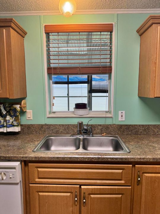 На продажу: $59,900 (3 спален, 2 ванн, 1600 Квадратных фут)