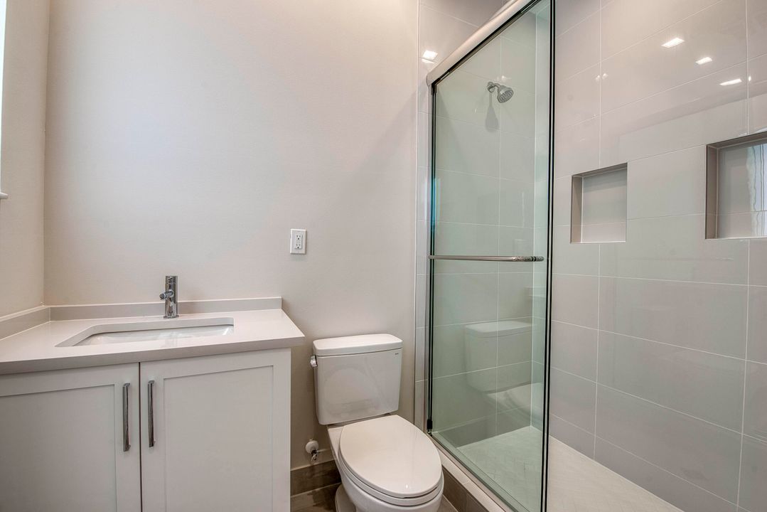 Под контрактом: $1,463,900 (4 спален, 5 ванн, 3656 Квадратных фут)