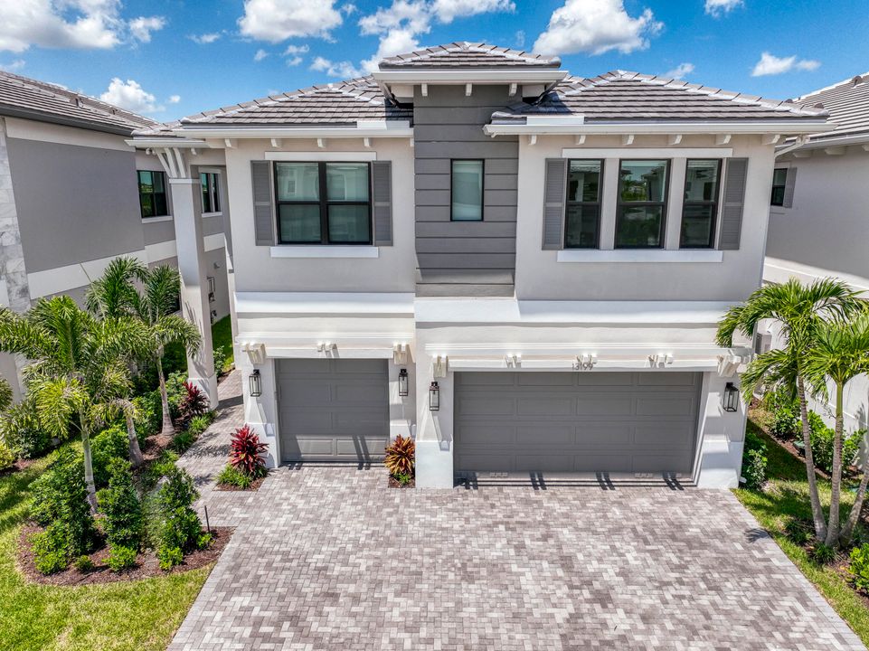 Под контрактом: $1,463,900 (4 спален, 5 ванн, 3656 Квадратных фут)