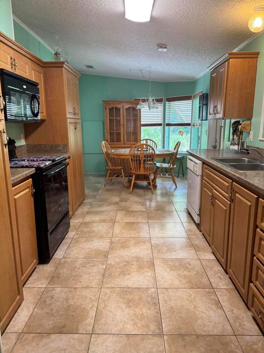 На продажу: $59,900 (3 спален, 2 ванн, 1600 Квадратных фут)