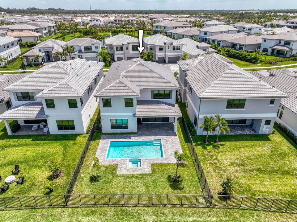 Под контрактом: $1,463,900 (4 спален, 5 ванн, 3656 Квадратных фут)