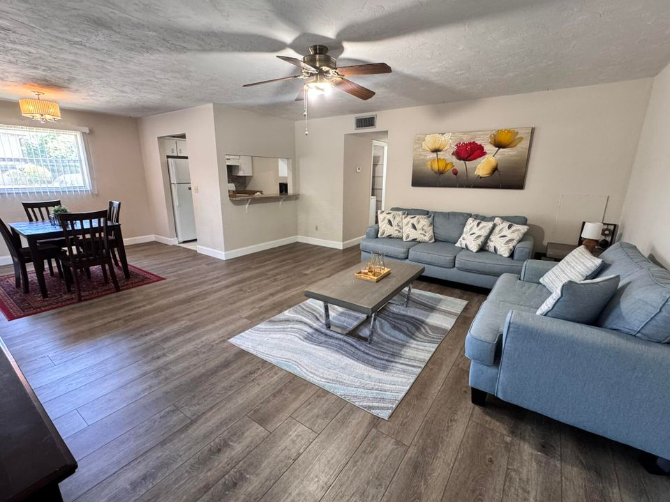 待售: $199,900 (2 贝兹, 2 浴室, 1040 平方英尺)