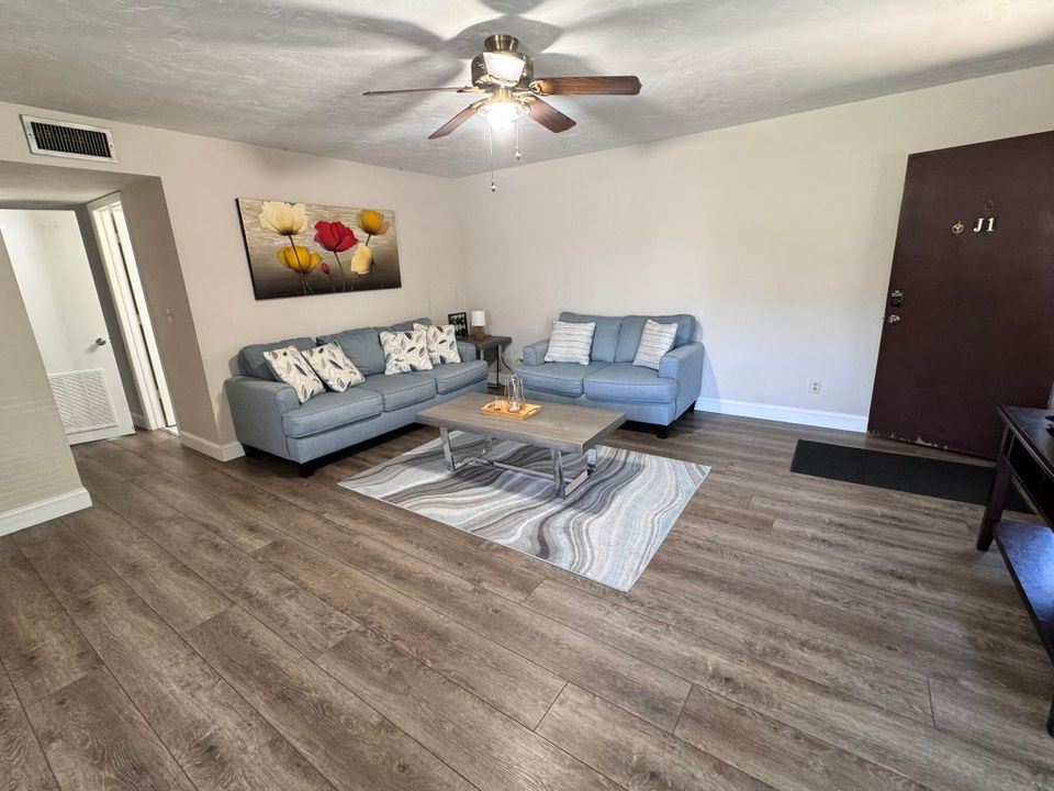 待售: $199,900 (2 贝兹, 2 浴室, 1040 平方英尺)