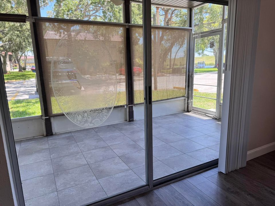 待售: $199,900 (2 贝兹, 2 浴室, 1040 平方英尺)