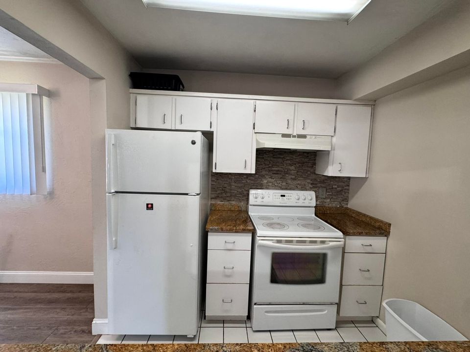 待售: $199,900 (2 贝兹, 2 浴室, 1040 平方英尺)