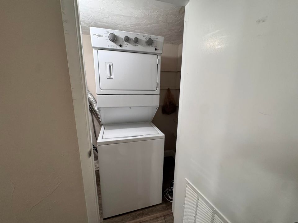 待售: $199,900 (2 贝兹, 2 浴室, 1040 平方英尺)