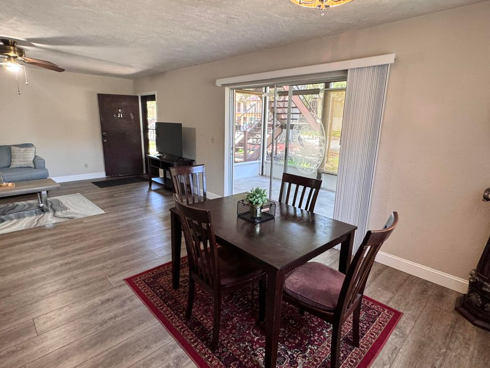 待售: $199,900 (2 贝兹, 2 浴室, 1040 平方英尺)