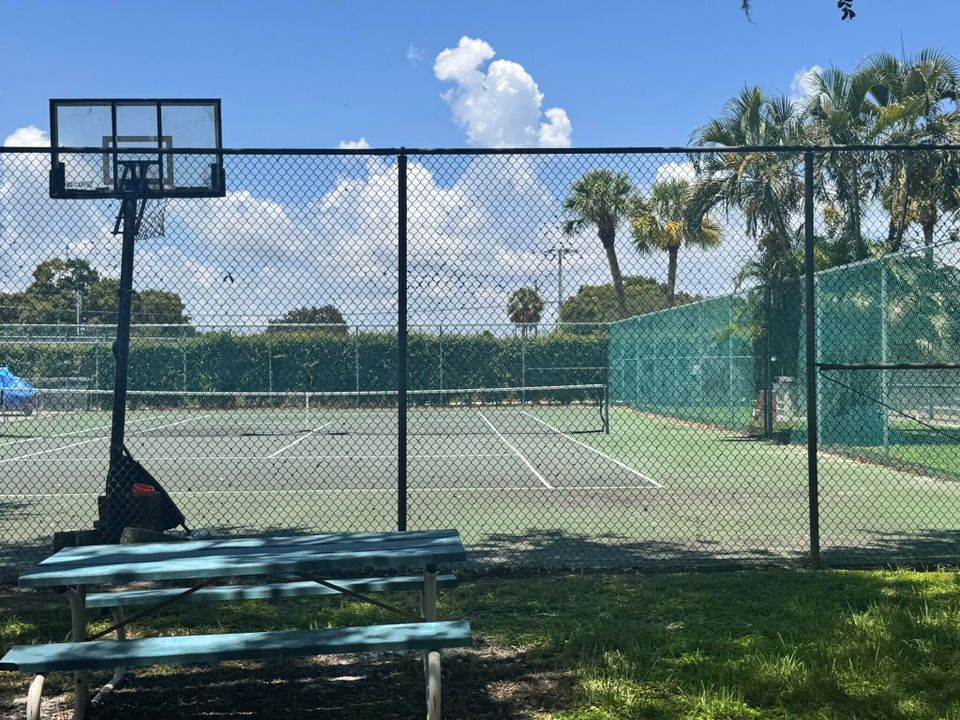 待售: $199,900 (2 贝兹, 2 浴室, 1040 平方英尺)