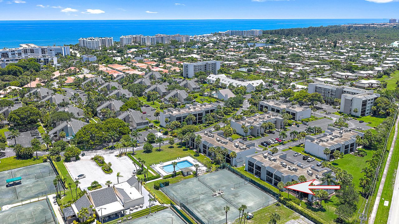 For Sale: $389,000 (1 beds, 1 baths, 704 Square Feet)