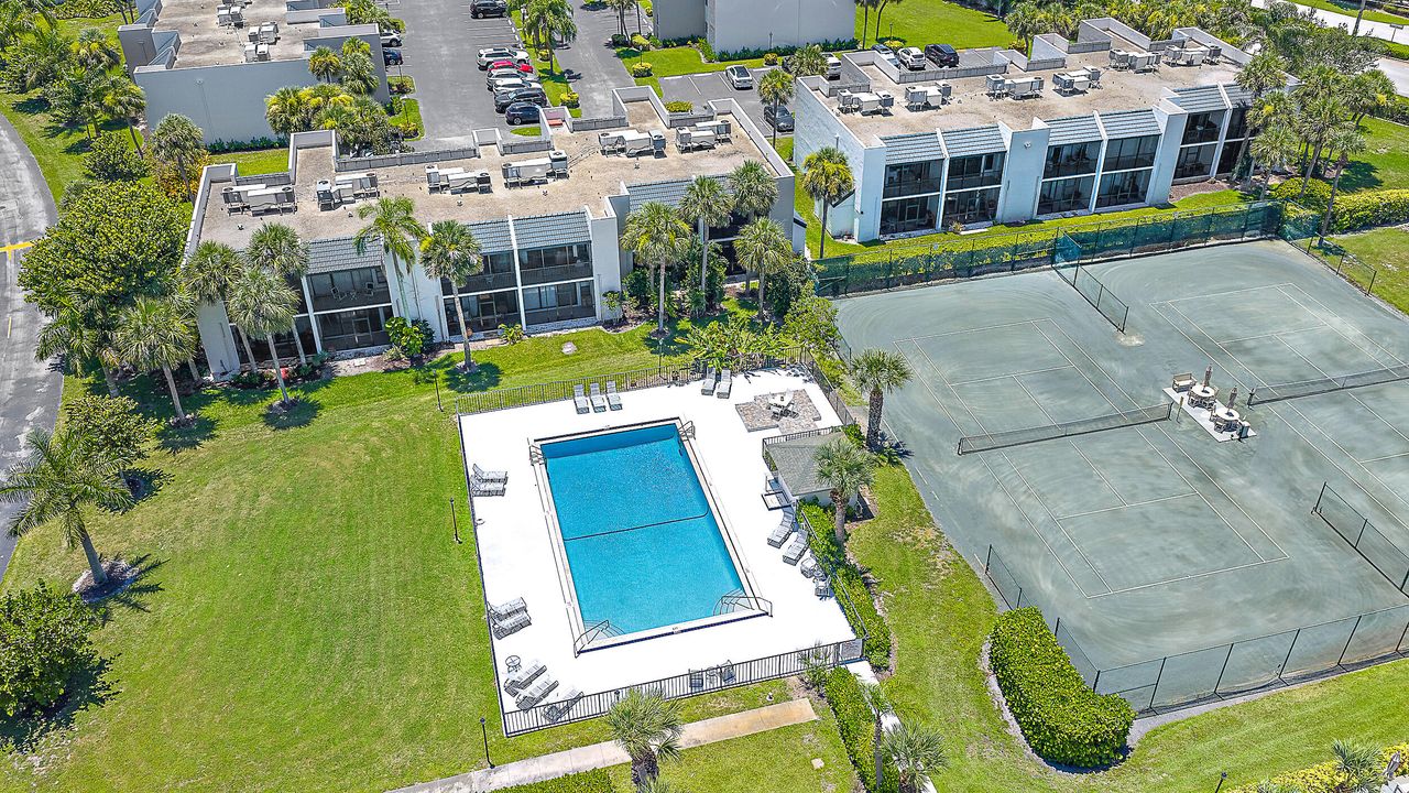 For Sale: $389,000 (1 beds, 1 baths, 704 Square Feet)