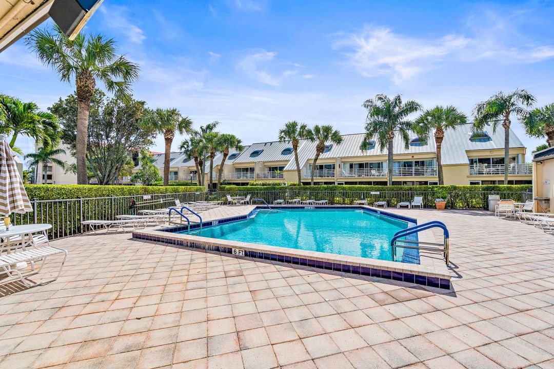 For Sale: $389,000 (1 beds, 1 baths, 704 Square Feet)