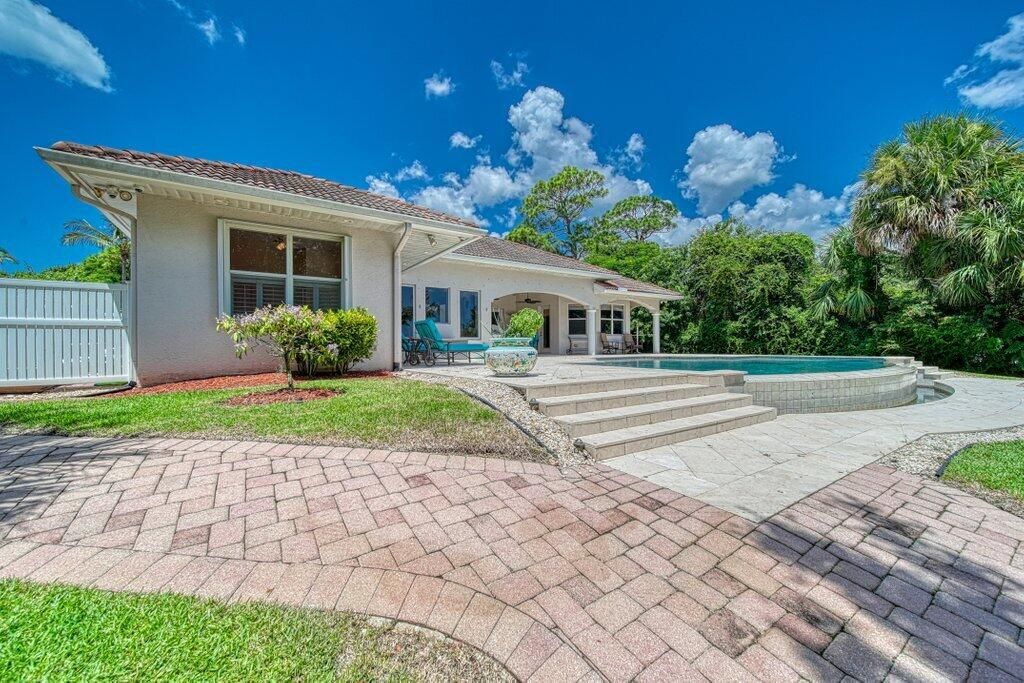 For Sale: $1,999,000 (6 beds, 4 baths, 3603 Square Feet)