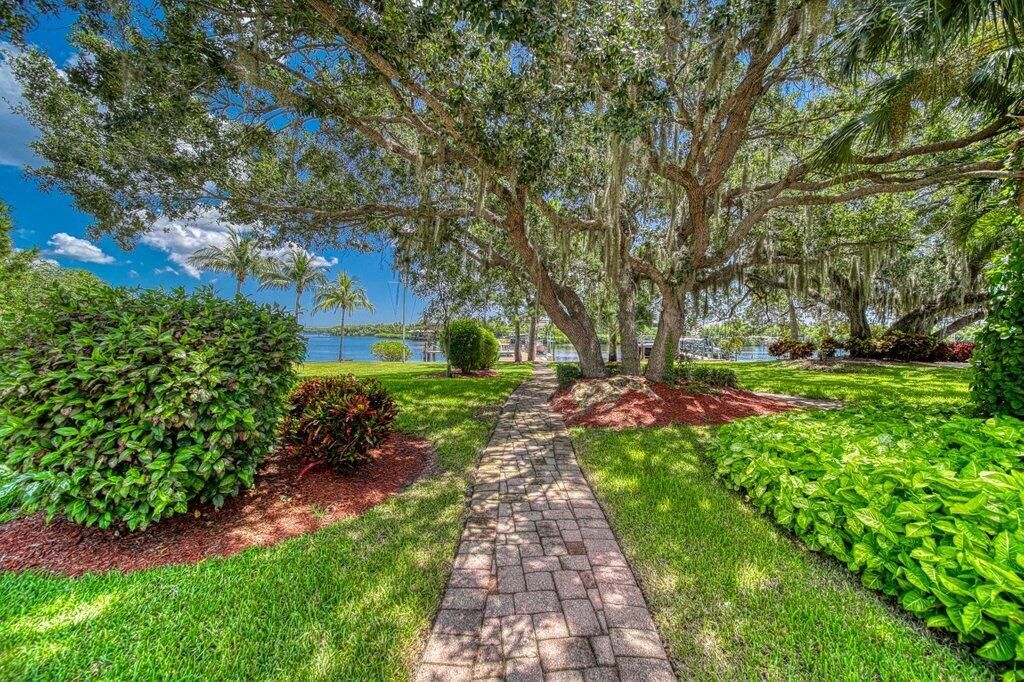 For Sale: $1,999,000 (6 beds, 4 baths, 3603 Square Feet)