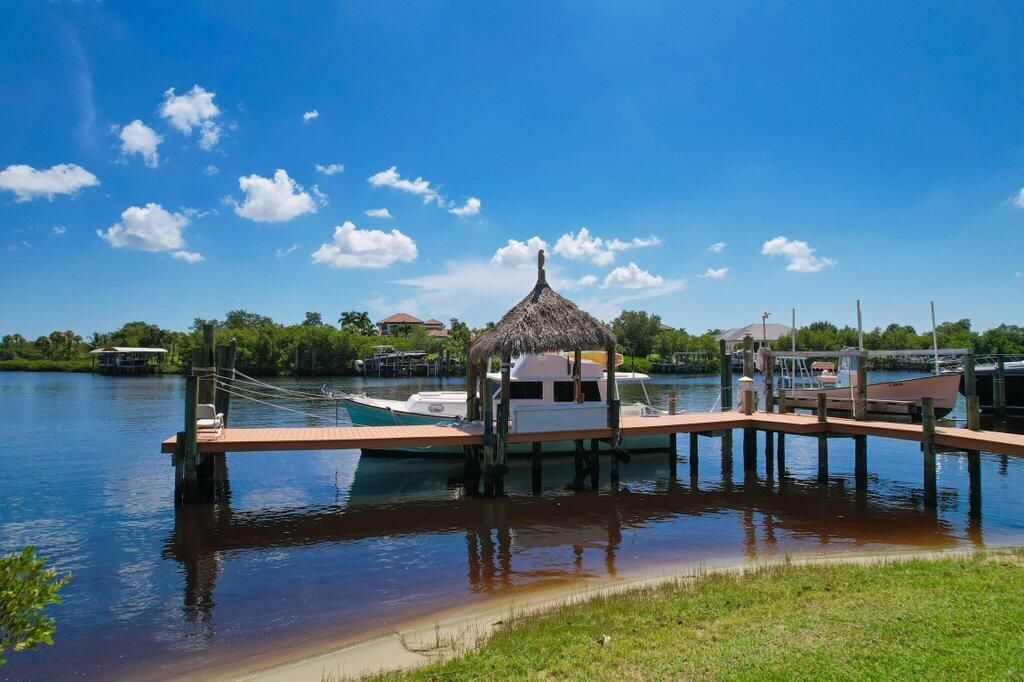 For Sale: $1,999,000 (6 beds, 4 baths, 3603 Square Feet)