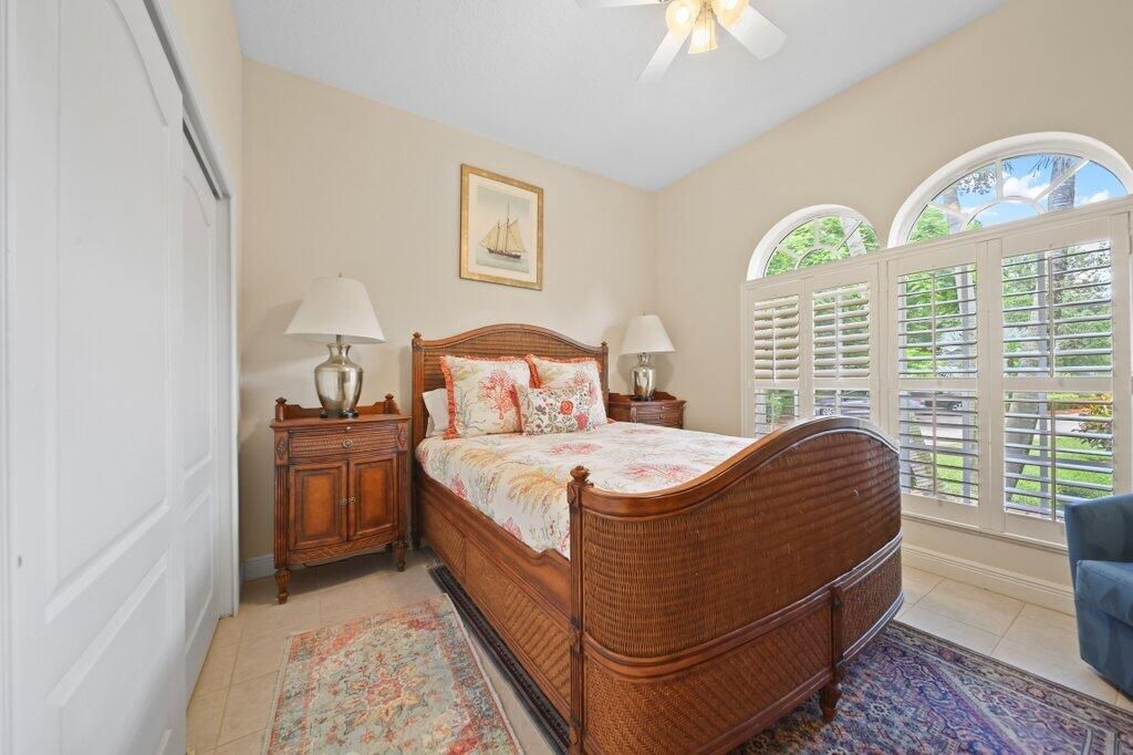 For Sale: $1,999,000 (6 beds, 4 baths, 3603 Square Feet)