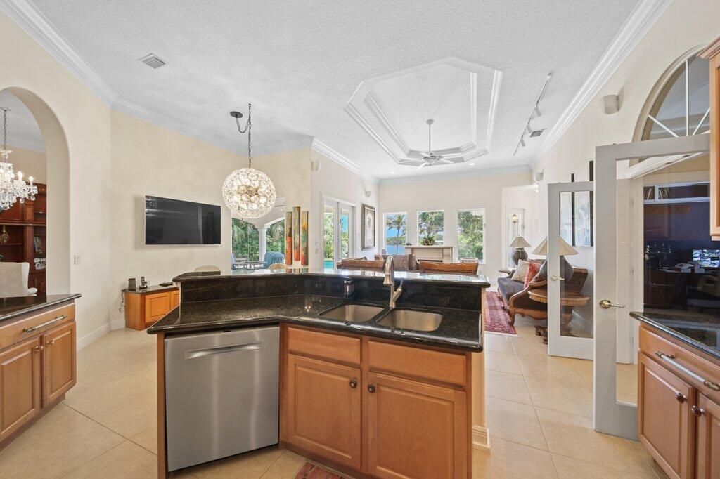 For Sale: $1,999,000 (6 beds, 4 baths, 3603 Square Feet)