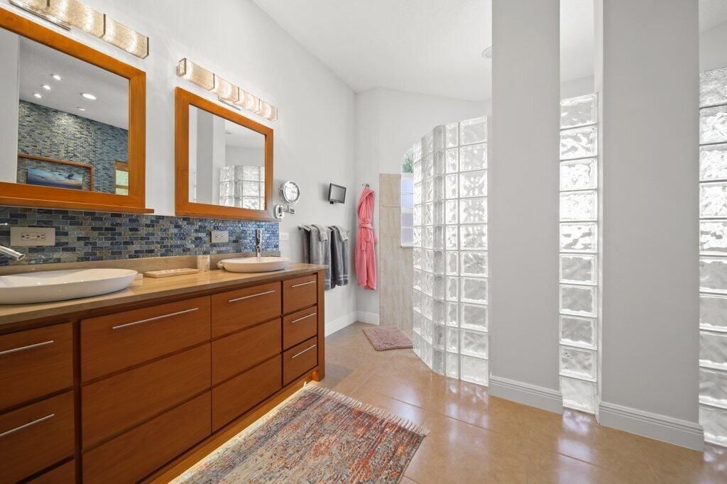 For Sale: $1,999,000 (6 beds, 4 baths, 3603 Square Feet)