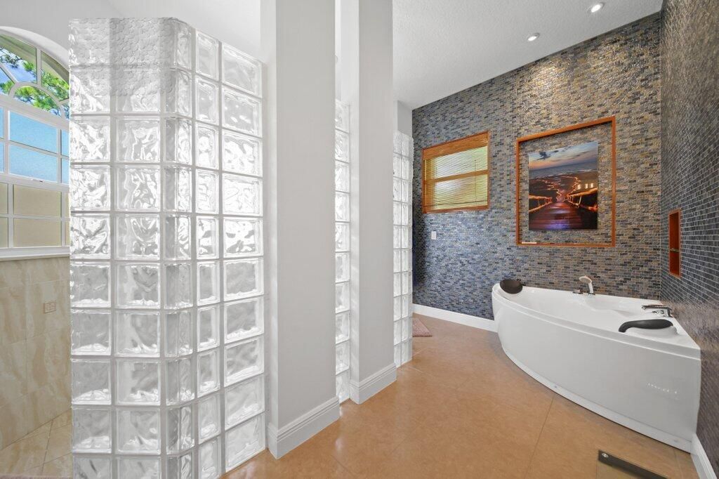 For Sale: $1,999,000 (6 beds, 4 baths, 3603 Square Feet)